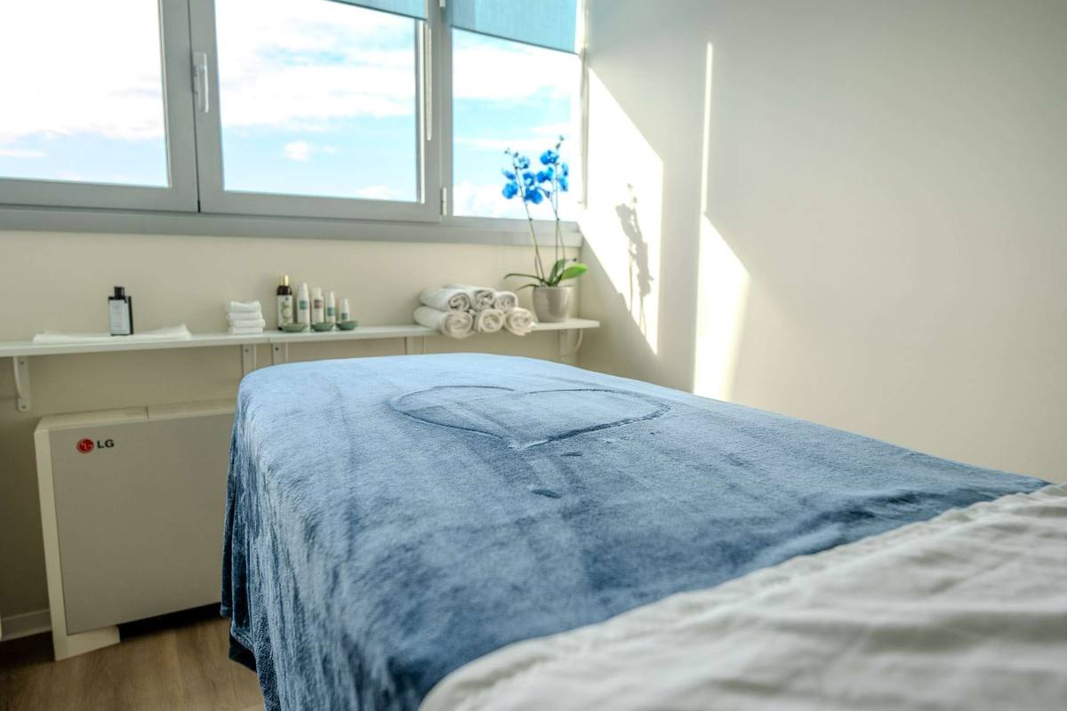 La sala per i trattamenti di massoterapia, con lettino