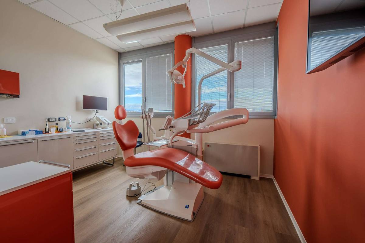 Una sala di cura con riunito rosso