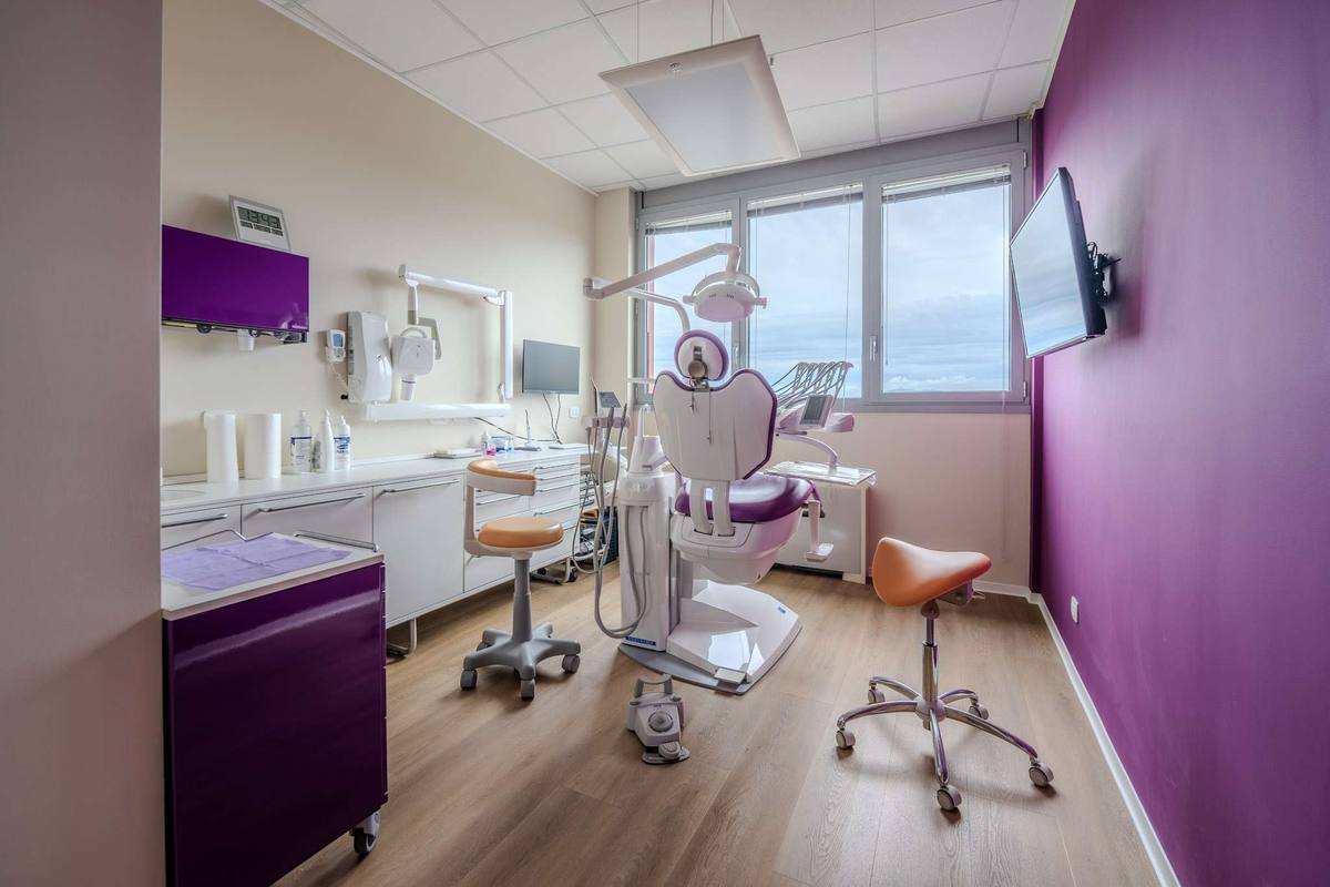 Una sala di cura con parete viola