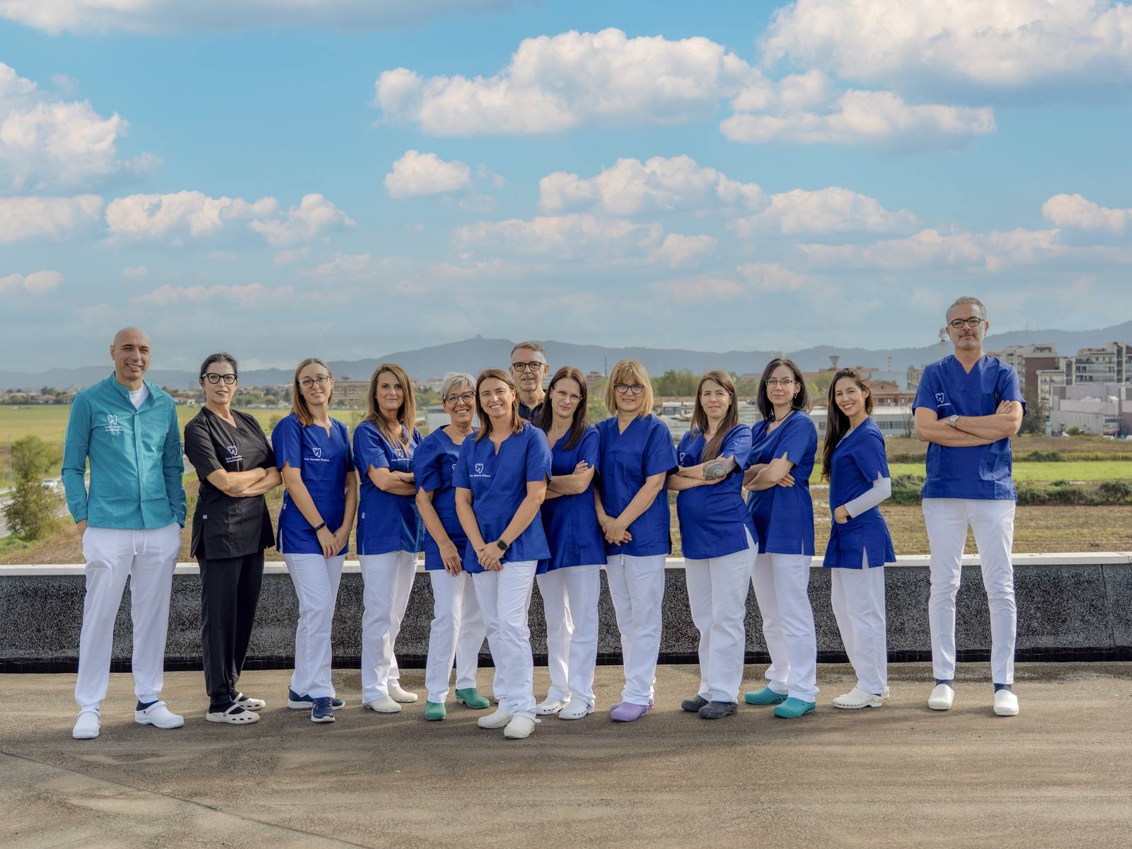 Il team dello studio in posa sulla terrazza